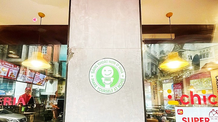 The “Free Restroom” sign is displayed at a food establishment on Hang Than Street.