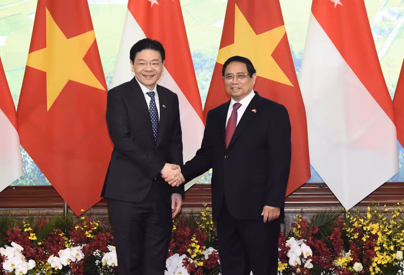 PM Pham Minh Chinh and Singaporean PM Lawrence Wong.
