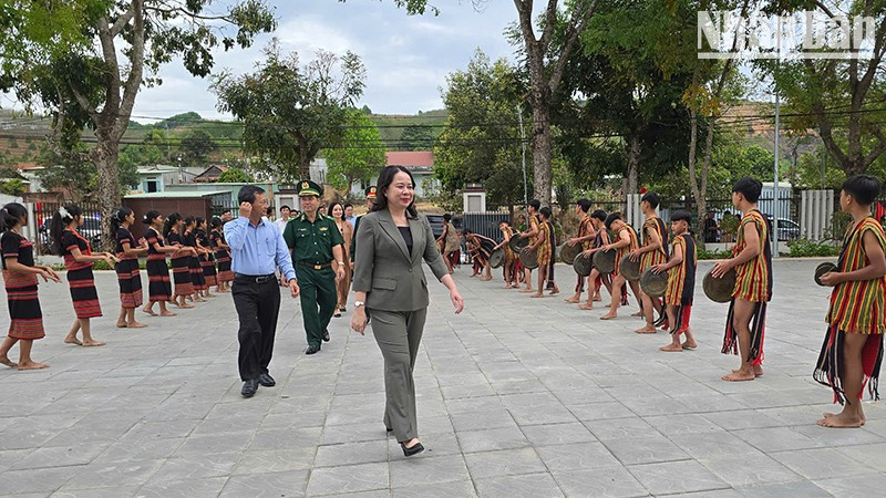 A gong performance to welcome Vice President Vo Thi Anh Xuan.