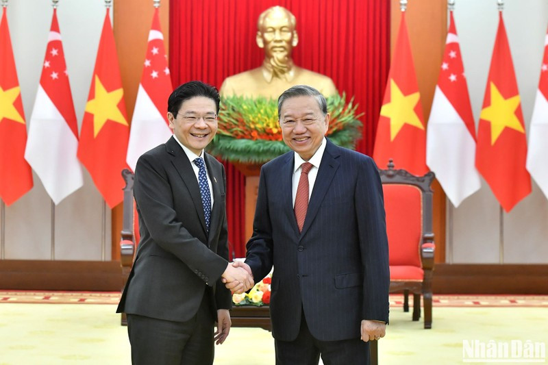 Party General Secretary To Lam receives Singaporean Prime Minister Lawrence Wong in Hanoi on March 26. (Photo: Dang Khoa)