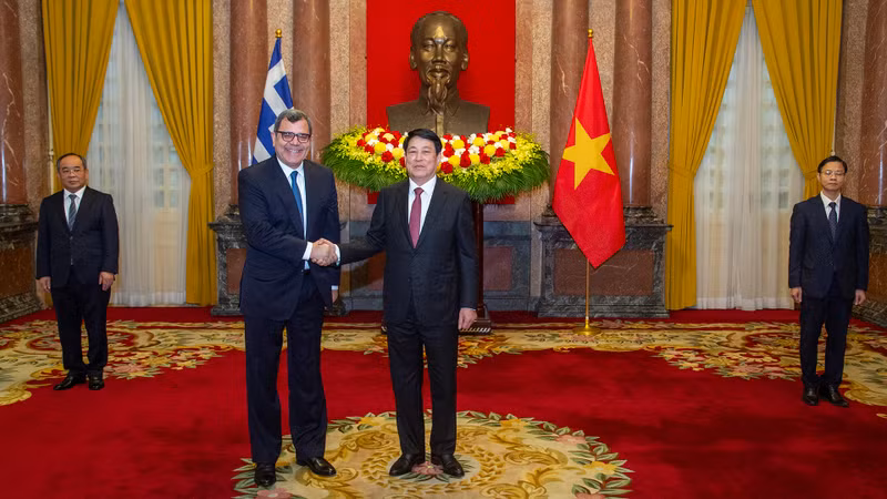 President Luong Cuong and Greek Ambassador Antonios Papakostas. (Photo: Thuy Nguyen)