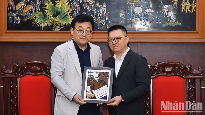 Nhan Dan's Editor-in-chief Le Quoc Minh and President of the Journalists Association of Korea Park Jong Huyn.