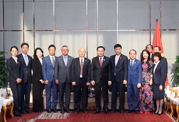 Chairman of the National Assembly Vuong Dinh Hue meets leaders of Yunnan Provincial Energy Investment Group Co., Ltd (YEIG) (Photo: VNA)