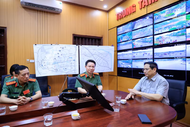 PM Pham Minh Chinh talks to public security officers at the command and control centre of the Phu Tho police on April 18. (Photo: VNA) 