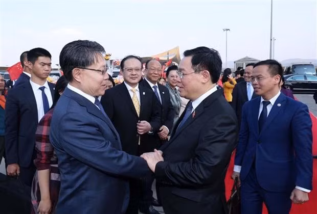 Chinese officials bid farewell to NA Chairman Vuong Dinh Hue. (Photo: VNA)