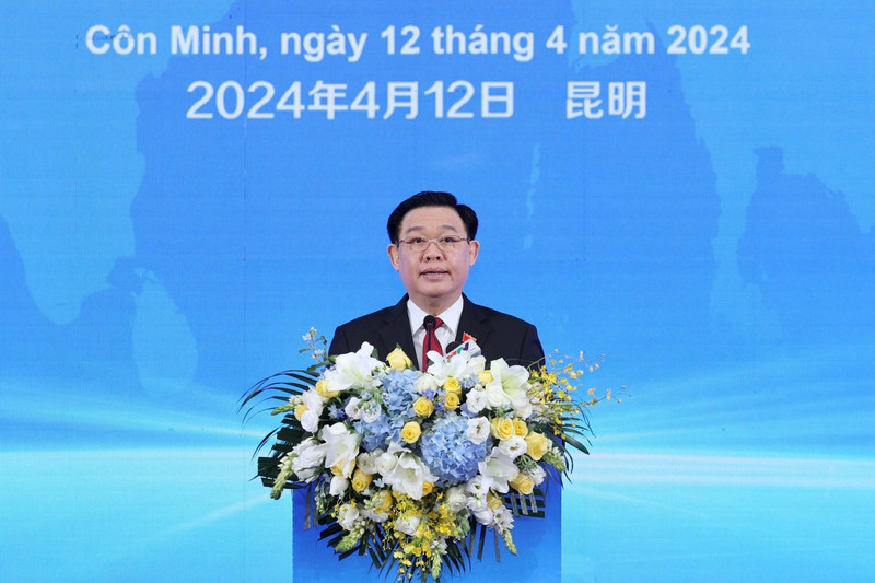 NA Chairman Vuong Dinh Hue speaks at the forum. (Photo: VNA)