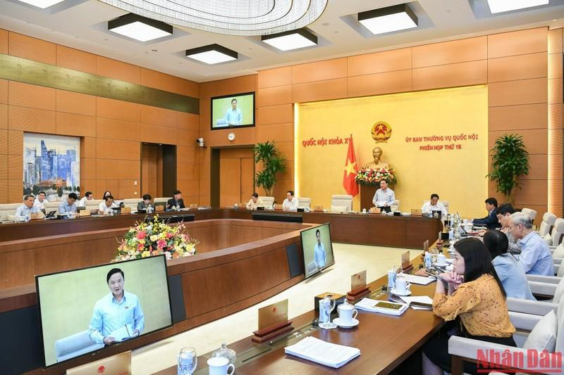 The meeting of the National Assembly Standing Committee to comment on the Government's socio-economic report. (Photo: Duy Linh)