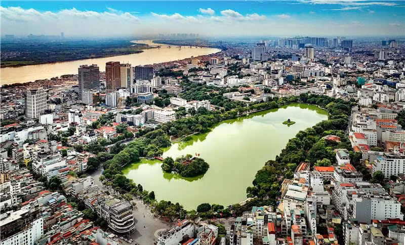 The photo "Sword Lake - Red River" by Kieu Thi Mai Phuong wins the first prize in the theme on Hanoi.