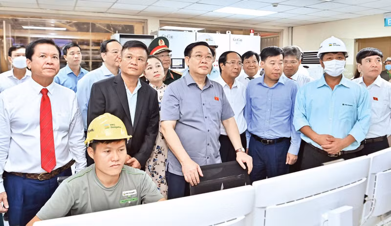 NA Chairman Vuong Dinh Hue visits the control room of VRG Dongwha MDF Joint Stock Company in Chon Thanh District, Binh Phuoc Province. (Photo: DUY LINH)