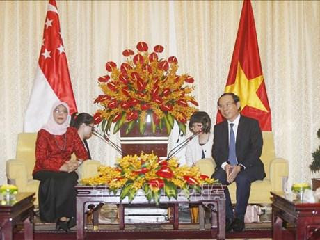 Secretary of the Ho Chi Minh Party Committee Nguyen Van Nen and Singaporean President Halimah Yacob. (Photo: VNA)