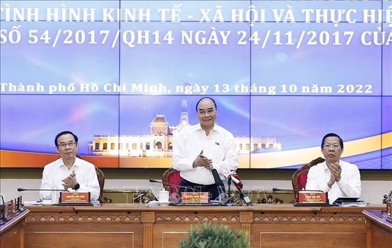 President Nguyen Xuan Phuc at a working session with the Ho Chi Minh City People's Committee on October 13. (Photo: VNA)