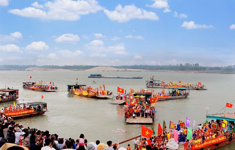 Chu Dong Tu-Tien Dung Festival in Khoai Chau District. 