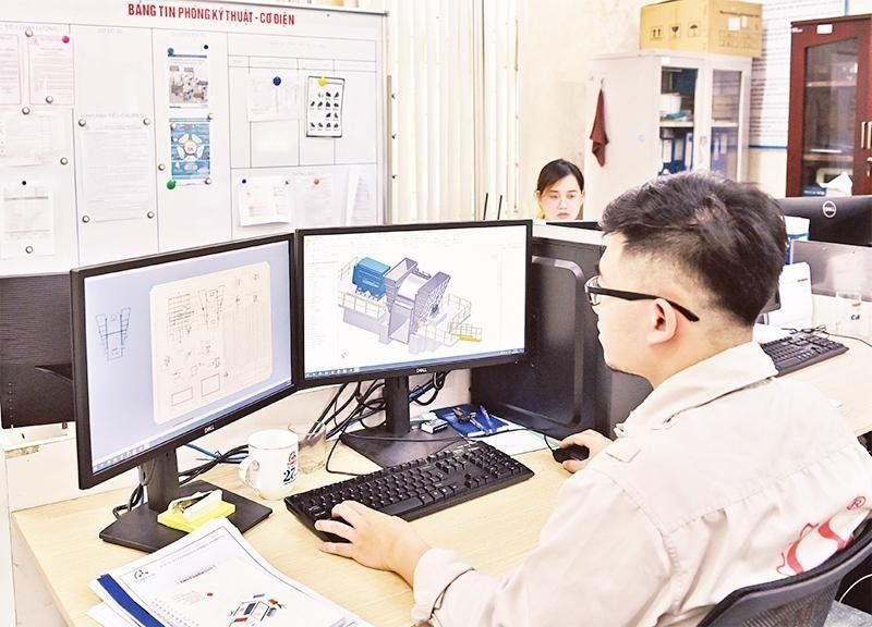 Applying infformation technology to design industrial fans at Tomeco An Khang. (Photo: Dang Duy)