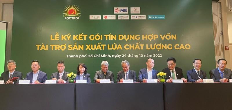The signing ceremony between Loc Troi Group and seven commercial banks.