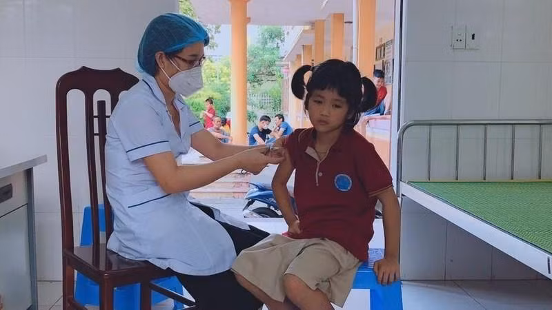 A girl in Thai Binh Province is vaccinated against COVID-19.