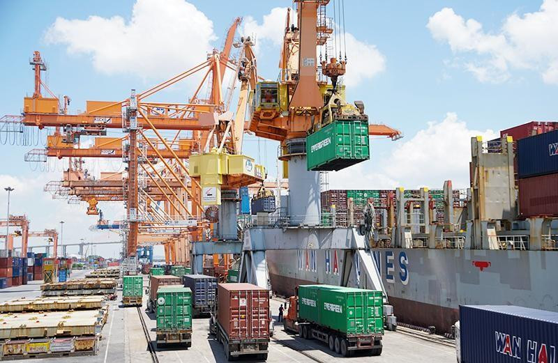 Loading and unloading cargo at Tan Vu Port, Hai Phong. (Photo: Dang Duy)