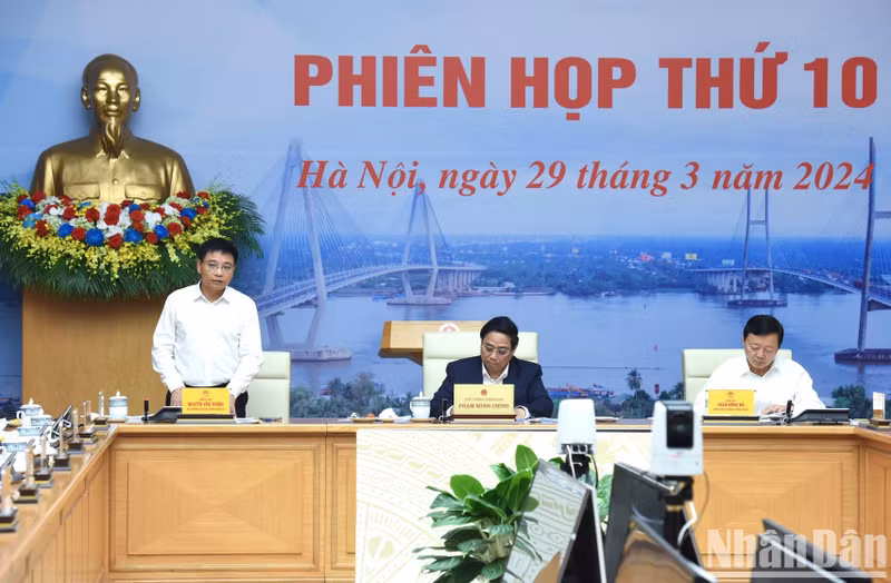 Minister of Transport Nguyen Van Thang speaks at the meeting.