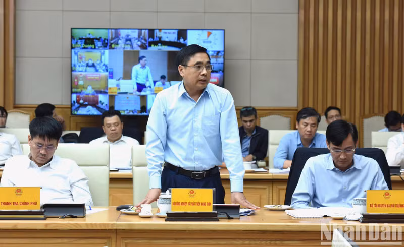 A representative of the Ministry of Agriculture and Rural Development speaks at the meeting.