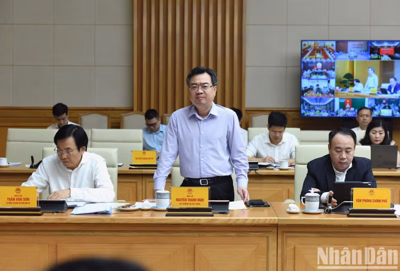 Minister of Construction Nguyen Thanh Nghi speaks at the meeting.