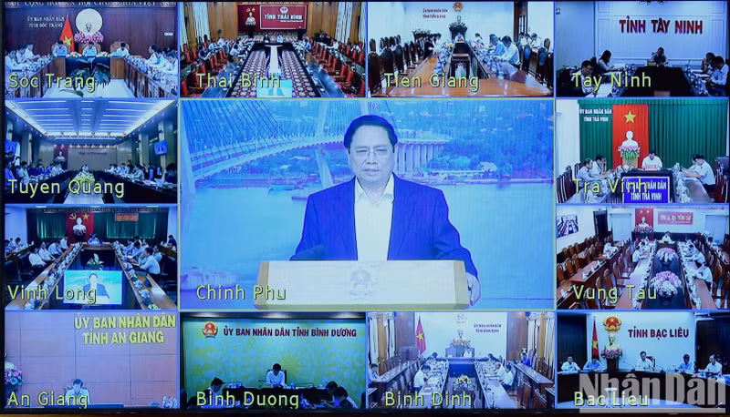 The meeting is connected with 46 provinces and centrally-governed cities with key national transport projects.