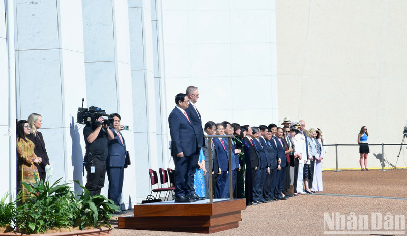 PM Pham Minh Chinh and his Australian counterpart Anthony Albanese at the welcome ceremony in Canberra on March 7 morning. (Photo: NDO)