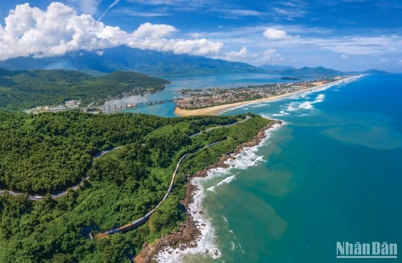 The trains will stop at Lang Co Station for ten minutes for passengers to view and take photos of Lang Co Bay – one of the world’s most beautiful bays.
