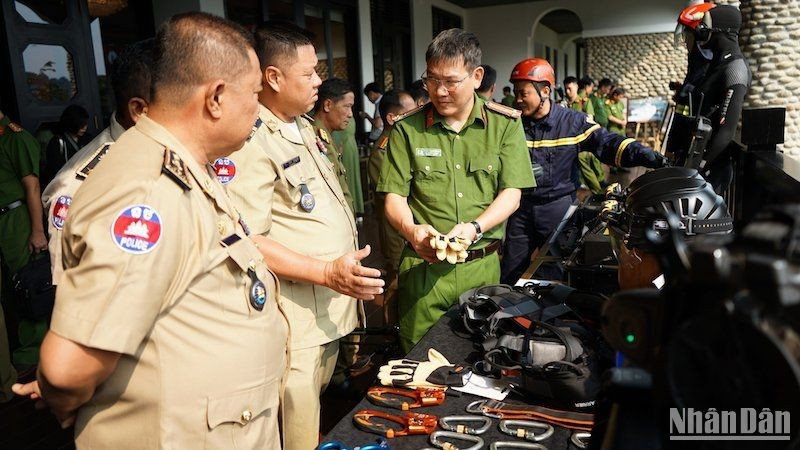 Delegates visit an exhibition of Vietnam's firefighting equipment.