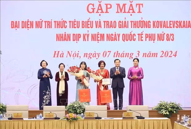 Deputy PM Le Minh Khai presents Kovalevskaia Award 2023 to two female scientists. (Photo: VNA)