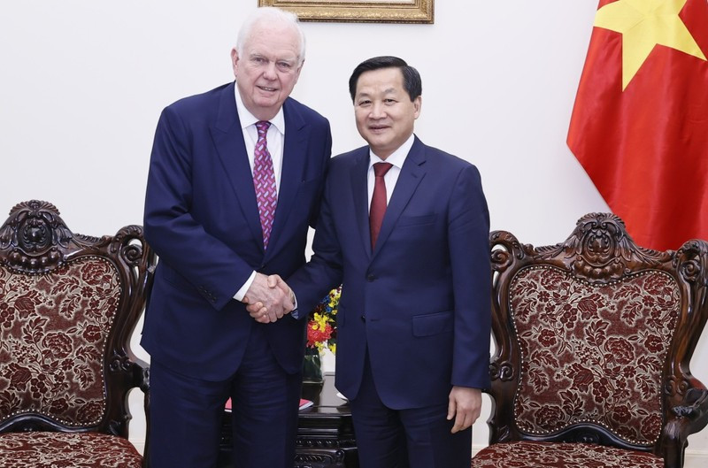 Deputy PM Le Minh Khai and Professor Thomas Vallely. (Photo: VGP)