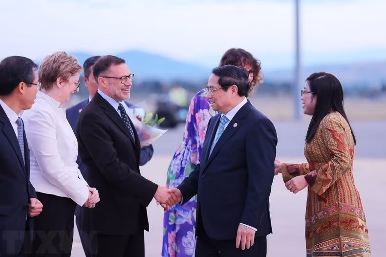 The welcome ceremony for Prime Minister Pham Minh Chinh and his wife at Canberra Airport.