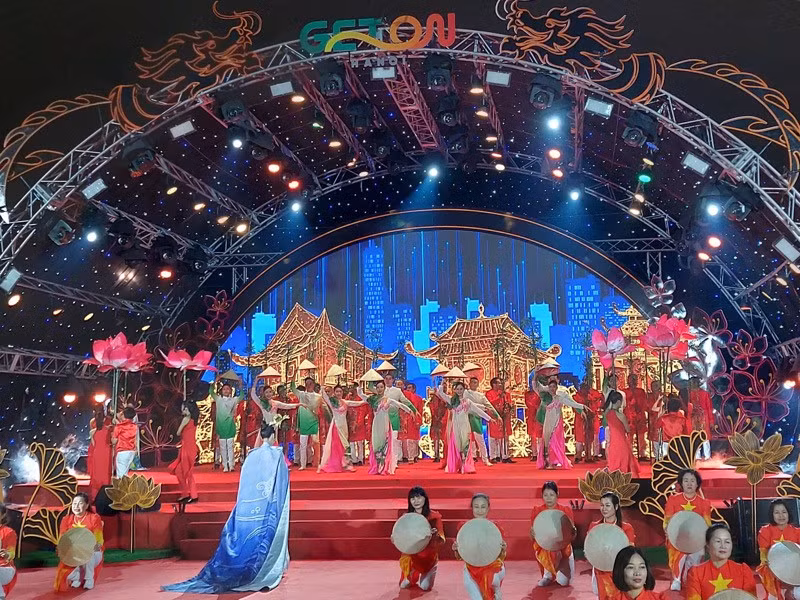 A performance in the "Get on Hanoi 2024" event.