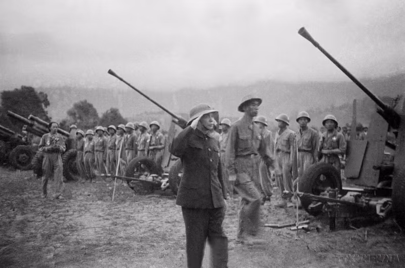 General Vo Nguyen Giap reviews the units taking part in the Dien Bien Phu Campaign right on the front line. (Photo: VNA)