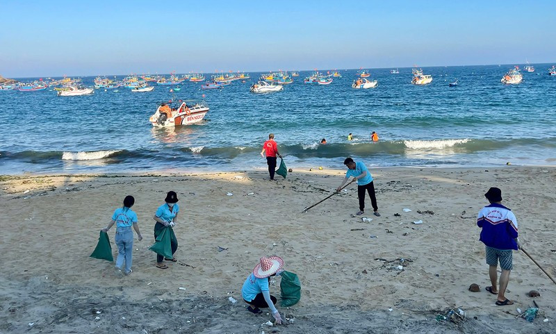 The community group protecting aquatic resources in Nhon Ly Commune (Quy Nhon City) regularly organises marine waste collection activities.