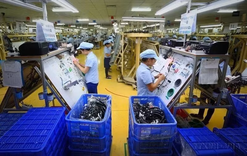 Workers at an electronic parts factory. (Photo: VNA)