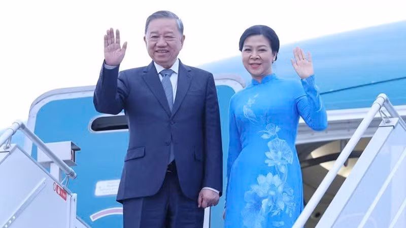 General Secretary To Lam and his spouse leave Minsk for Hanoi in the evening of May 12. (Photo: VNA)