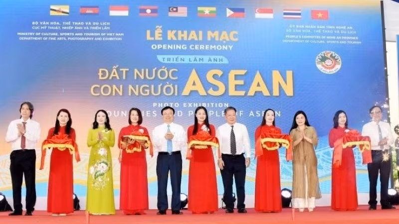 The opening ceremony of the exhibition.