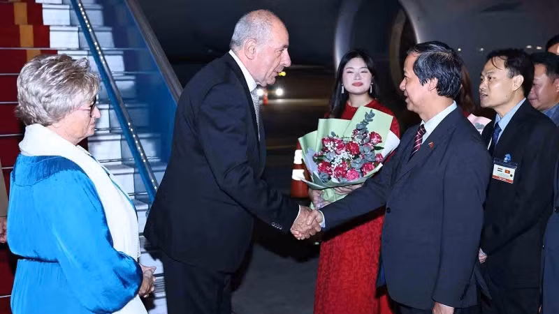 Hungarian President Sulyok Tamás and his spouse are welcomed by Viet Nam’s Minister of Education and Training Nguyen Kim Son at Noi Bai International Airport. (Photo: VNA)