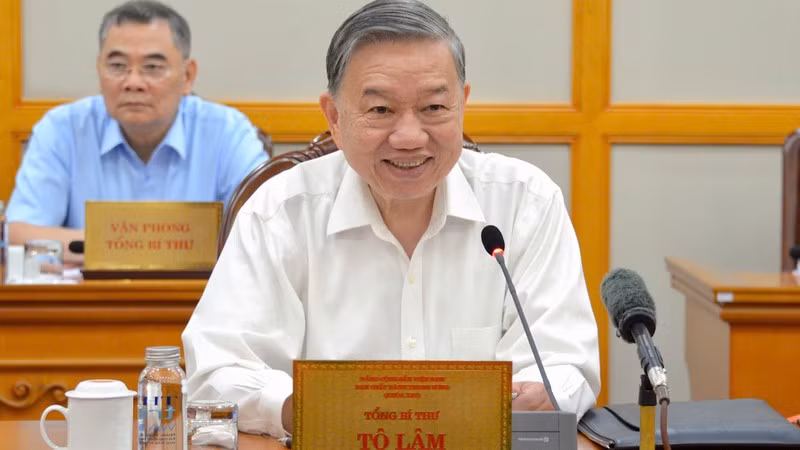 General Secretary To Lam speaks at the meeting.