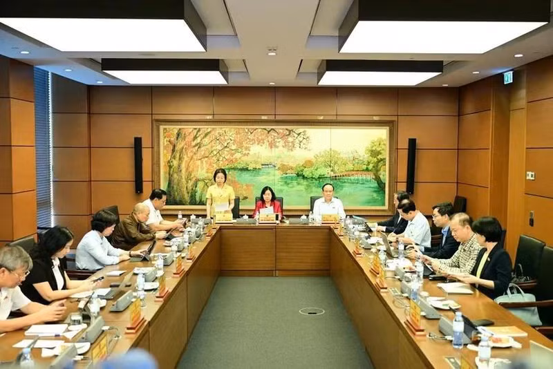 NA deputies of Ha Noi discuss draft laws in a group. (Photo: VNA)