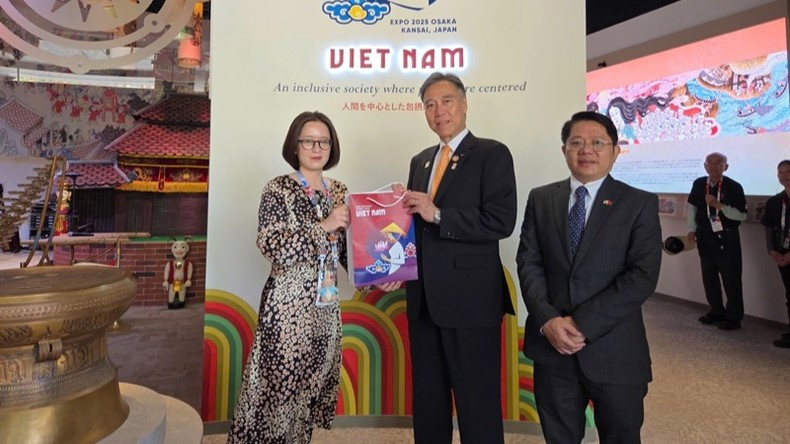 Nagano Governor Abe Shuichi and Vietnames Consul General in Osaka Ngo Trinh Ha visit the Viet Nam Pavillion. 