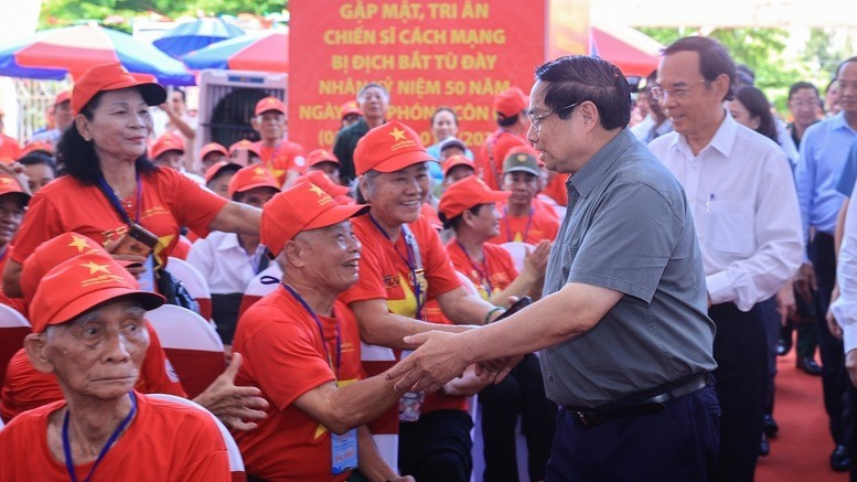 PM Pham Minh Chinh and former political prisoners. (Photo: VGP)