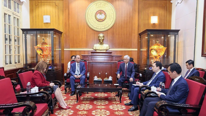 President of the Viet Nam Fatherland Front Central Committee Do Van Chien and Cuban Ambassador Rogelio Polanco Fuentes.