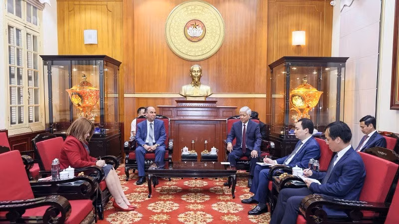 President of the Viet Nam Fatherland Front Central Committee Do Van Chien and Cuban Ambassador Rogelio Polanco Fuentes.