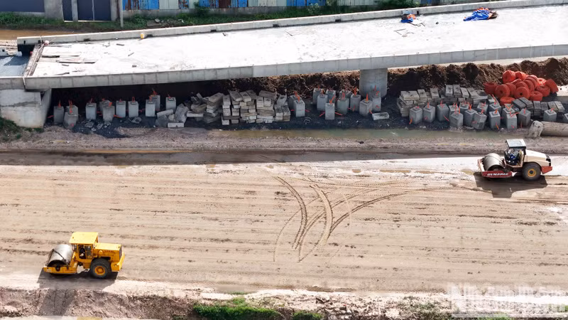 Currently, workers and machines are being mobilised to the maximum to speed up construction progress.