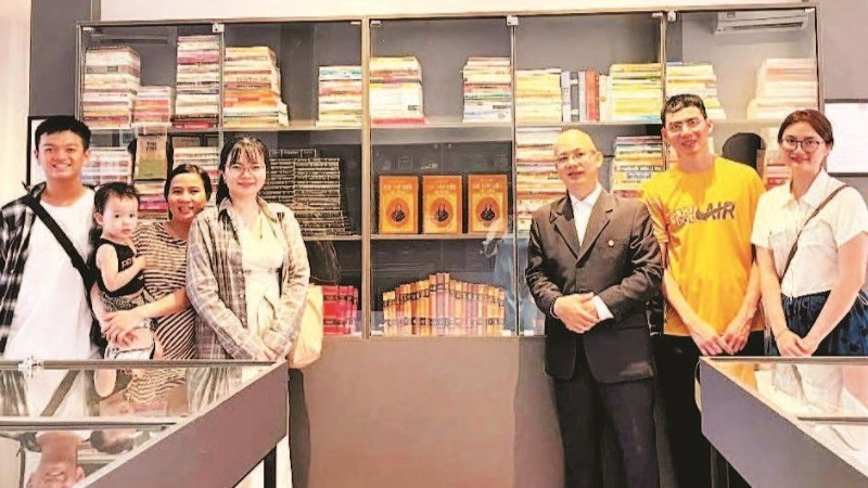 Tran Huu Tai (in black suit) expresses his hope that the collection will help people have a better understanding of the Tale of Kieu.