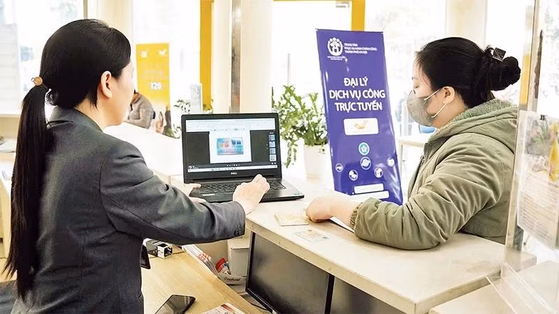 An online public service agency in Ha Noi.