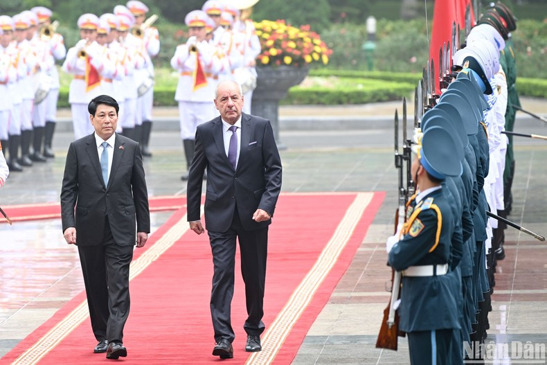 Vietnamese President Luong Cuong welcomes his Hungarian counterpart Sulyok Tamas. (Photo: The Dai)