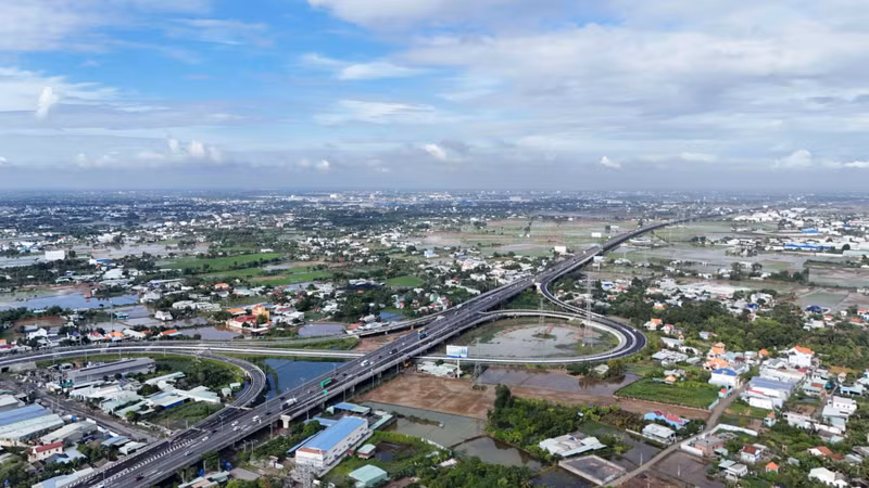Busy traffic on the Ho Chi Minh City-Trung Luong Expressway, the vital artery connecting Ho Chi Minh City with the southwestern region.