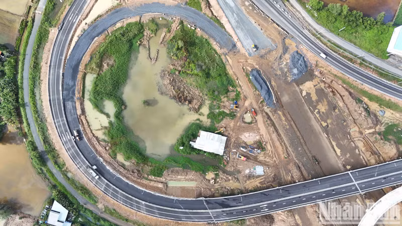 Many bridge pillars, bridge branches and approach roads have been formed, with some sections beginning to have tarmac laid.