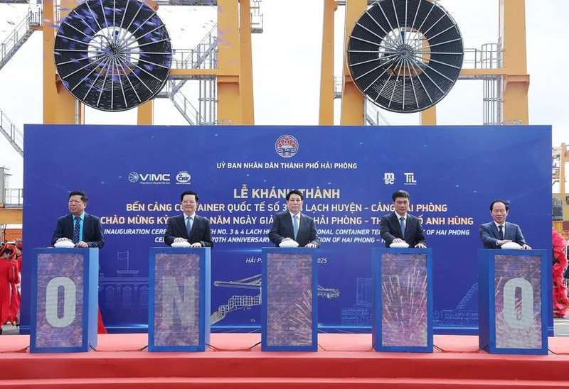 State President Luong Cuong and other delegates press the button to inaugurate Lach Huyen International Container Terminals No.3 & No.4 (Photo: VNA)